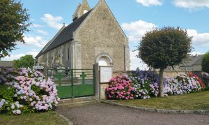 L'église date du XIe mais de cette époque, il ne reste plus que le portail roman. Elle a été partiellement détruite en 1944
